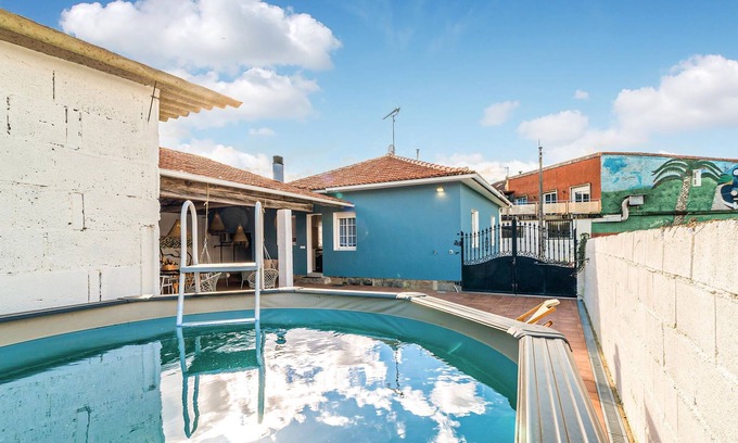 Vilanova de Arousa House | A few kilometers from the Spanish Atlantic coast welcomes you this lovely vacation home with large t