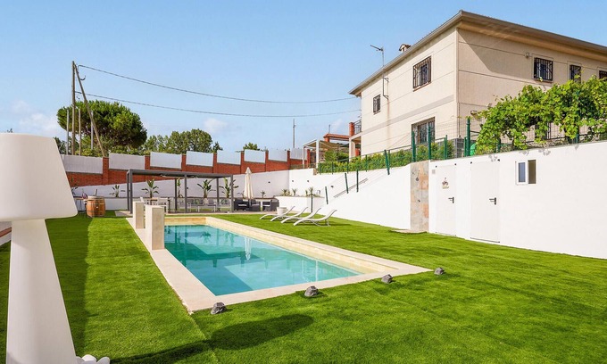 Tordera House | A few kilometers from the Catalan coast welcomes you this beautiful vacation home with pool.