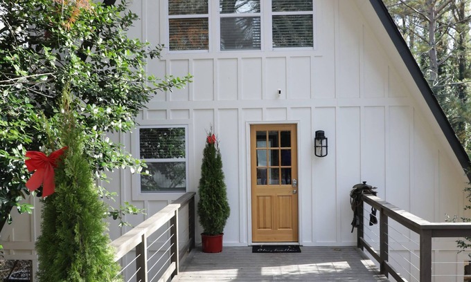 Dawsonville Cottage | A frame cottage with private dock on lake