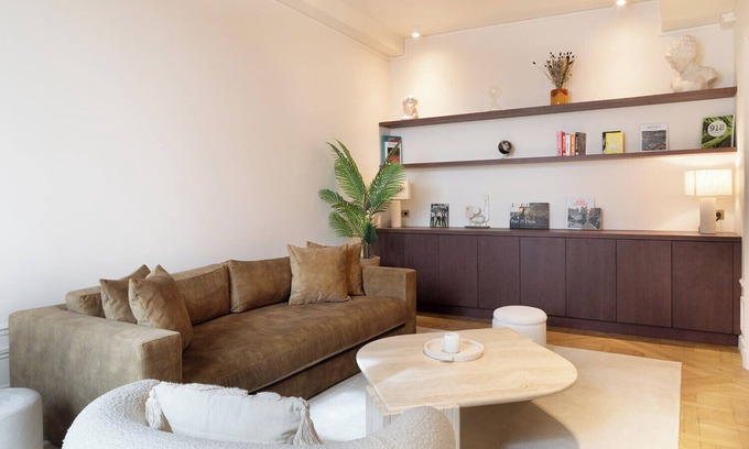 Les Halles Apartment | A Gorgeous 2-BR/2BA with Services in Louvre