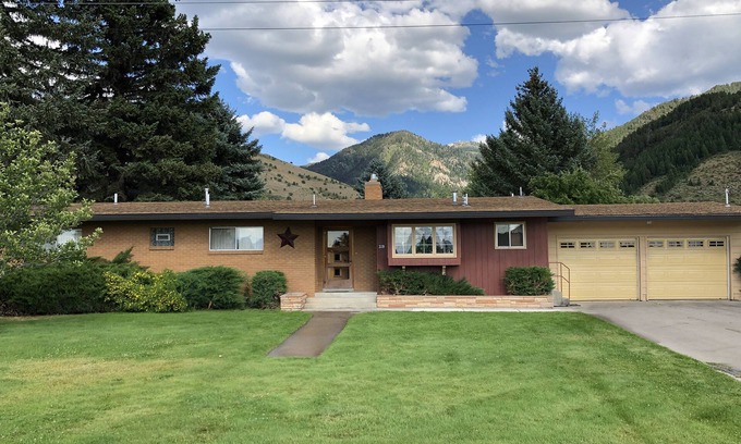Afton House | A great family property! Not suitable for construction crews.