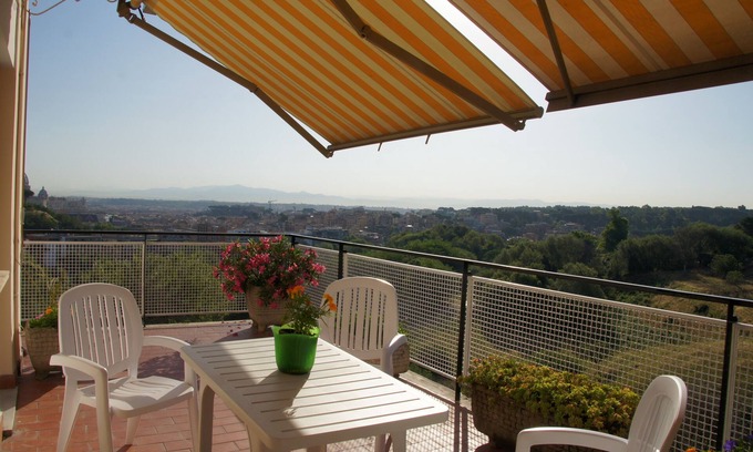 Quartiere XIII Aurelio Apartment | A Green Oasis in Town with a Magnificent View of S.Peter Dome