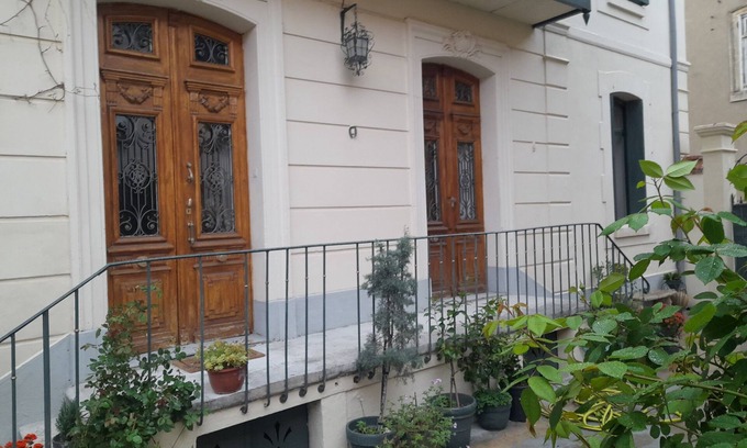 Lezignan-Corbieres Bed & Breakfast | A house of character, decorated with care, offering a warm and refined setting.