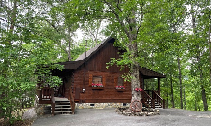 Gatlinburg - Pigeon Forge Cabin | A+ Location 2 mi Pigeon Forge Pkwy,Not up Mtn, Hottub, Quiet,Private,SUPER CLEAN