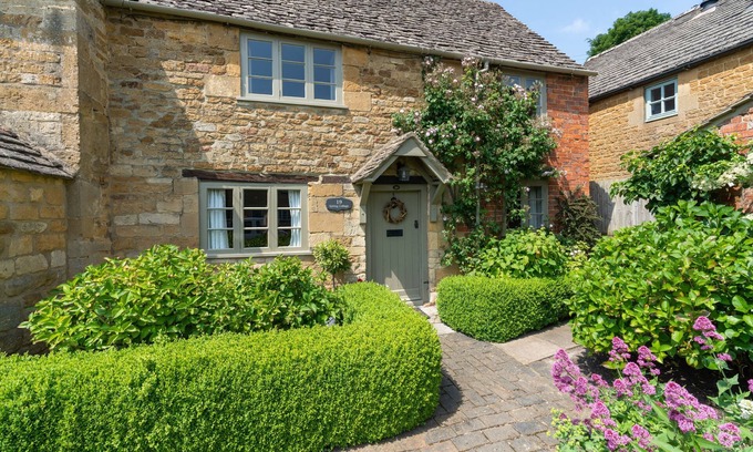 Ebrington Cottage | A Luxury Family Friendly Holiday Cottage in the Cotswolds - Spring Cottage
