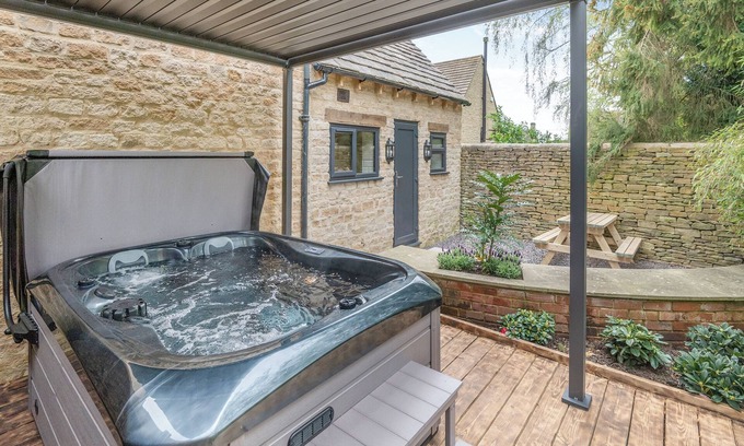 South Cerney Cottage | A luxury one bedroom cottage with bubbling hot tub.