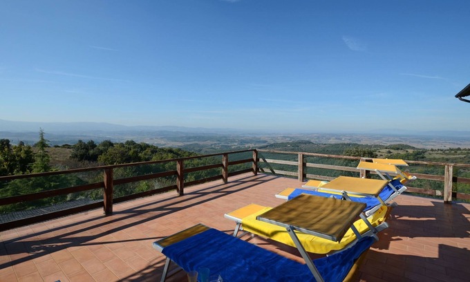 Po' Bandino House | A massive view on Tuscany/ Umbria; old hunting lodge with big terrace, amenities
