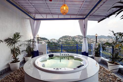 The Mall Road Bed & Breakfast | A Santorini Home - By Le Rêve 5Mins from Mall Road