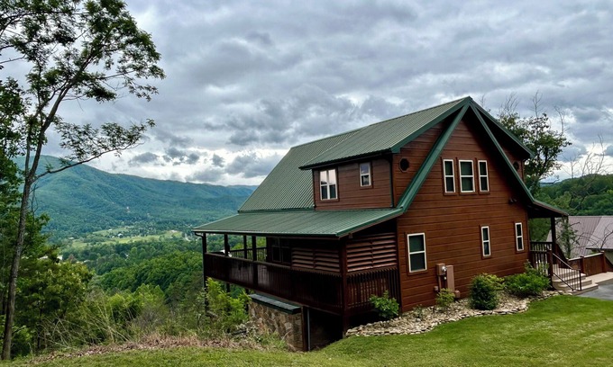 Gatlinburg - Pigeon Forge Cabin | 'A Sight To See' - one of the most picturesque mountain escapes in the Smokies!