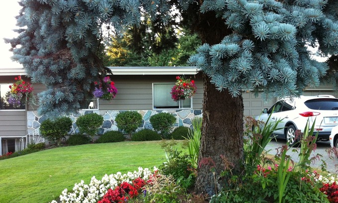 Delta House | A Spacious 2 Bedroom 2 Queen Beds Sleeps 4 Adults 2 Full Bathrooms in Delta BC