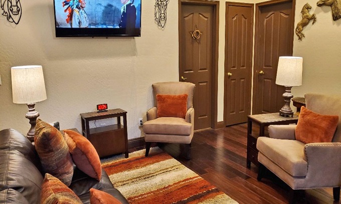 Centerra House | A SUITE Wild West HIDEAWAY 2BD/1BTH Amazing Location! WALK 2 Amenities!