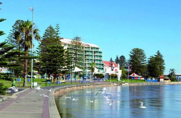 The Entrance Apartment | A-The Entrance Private Water Front 1 bedroom appartment at the Oaks
