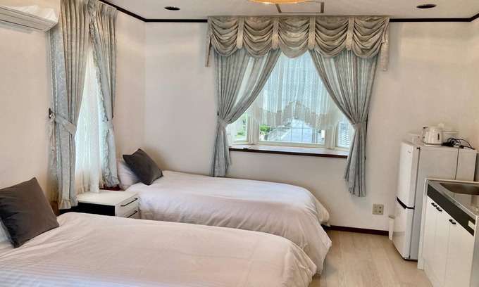 Hamada House | A triple room with a spectacular oceanfront view sunset right in front of you and plenty of amenit/Hamada Shimane