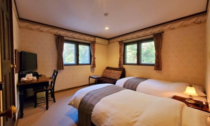 Fujikawaguchiko Hotel | A twin room with a stylish catfoot bathtub You /Minamitsurugun Yamanashi