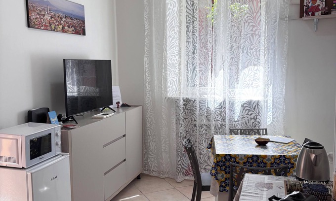 Chiaia House | A un passo dal cuore di Napoli: Rosso Napoli Short Lets