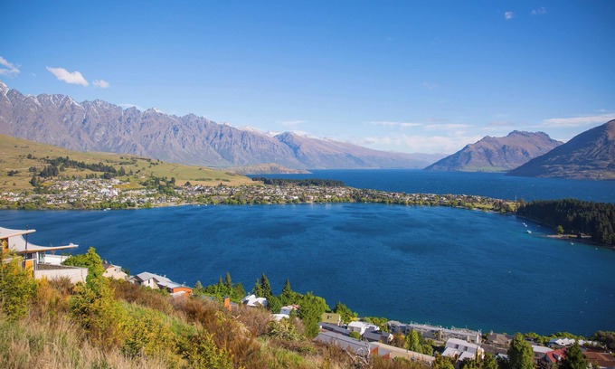Paine Field-Lake Stickney House | A warm, welcoming lobby with plush seating is just a taste of the service