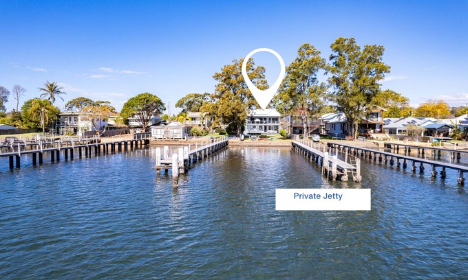Woy Woy House | A waterfront retreat with private jetty and games room (Pet friendly!)