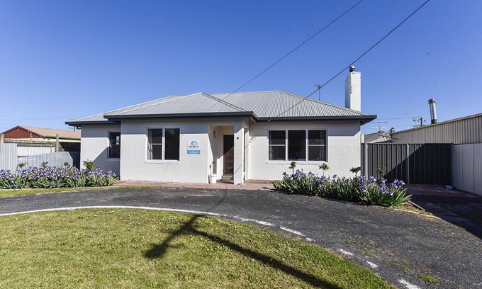 Port Macdonnell House | "A Wave From It All" is a Cosy 3 bedroom 1950's Mt