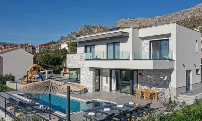 Mravince Villa | A wonderfull poolside villa in Solin