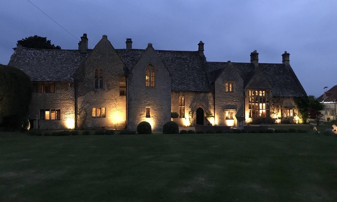 Broadway Hotel | Abbots Grange Manor House