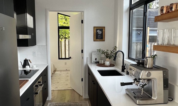 Licton Springs Cottage | Abodu Modern Cottage 2bd with hot tub - walkable to Greenlake