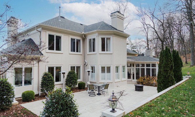 Oak Hill House | Above Nashville Ridgetop I Large Groups | 9MI Nashville| Media RoomI Services