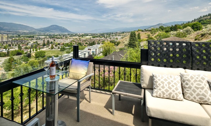 Okanagan-Similkameen House | Above The Beach Guest Suites