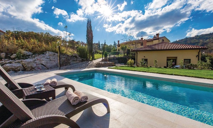 Rukavac House | Above the Kvarner Bay, away from the city noise, is this semi-detached house.
