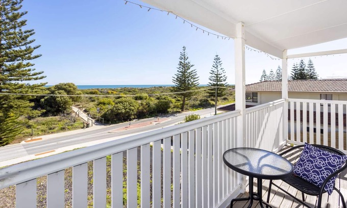 Singleton House | Absolute Beachfront! 2 Storey Beach House! 4 Bedrooms, 2 Kitchens. Pet friendly!