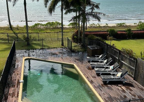 Newell House | ABSOLUTE BEACHFRONT BLISS - NEWELL BEACH - 10 Metres to the Ocean