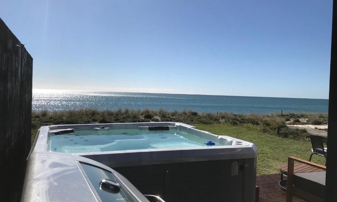 Pukehina House | ABSOLUTE BEACHFRONT TINYHOUSE, STUNNING VIEWS, SPA POOL, BBQ, FREE WIFI AND SKY TV!!