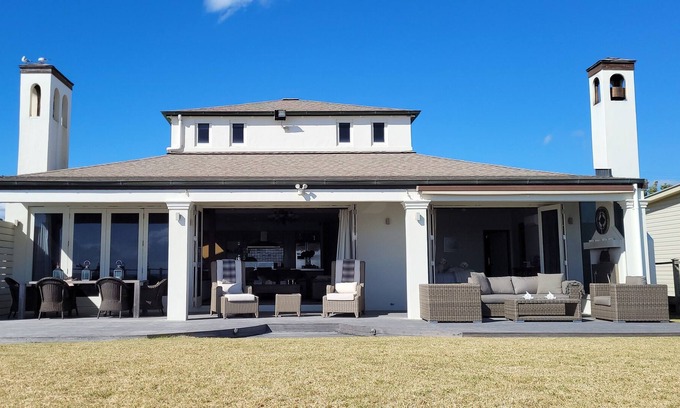 Pukehina House | Absolute beachfront villa