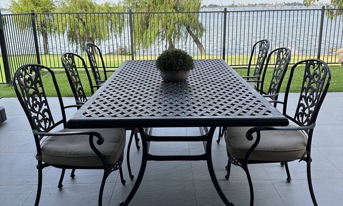 Yarrawonga House | Absolute waterfront modern 4 bedroom property in Woodlands area of Yarrawonga