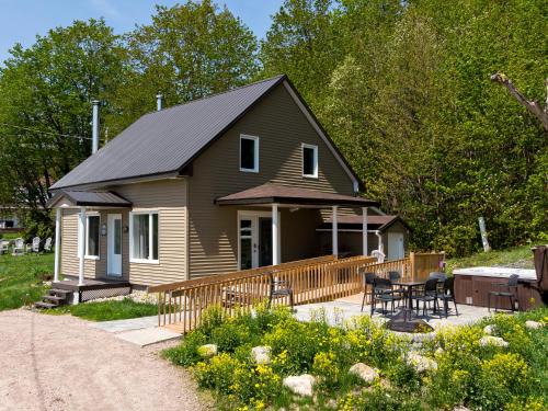 Saint-Leonard-de-Portneuf Ski Chalet | Accessible Trails with Private Hot tub and Firepit