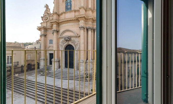 Ragusa Apartment | Achille, apartment in the centre with a view of the cathedral in Ragusa Ibla