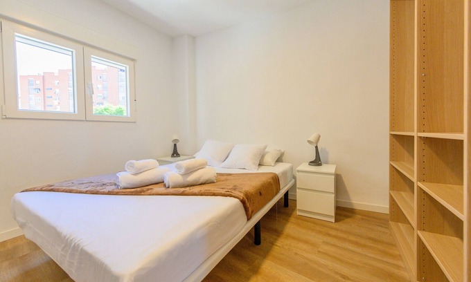 Casco Antiguo Bed & Breakfast | Acogedora habitación con cama doble cerca al Polideportivo Los Cantos en Alcorcón SAP35B