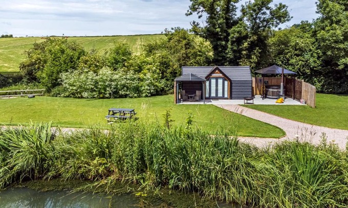 Middleton Cheney House | Acorn Lodge At Bridge Lake Farm & Fishery