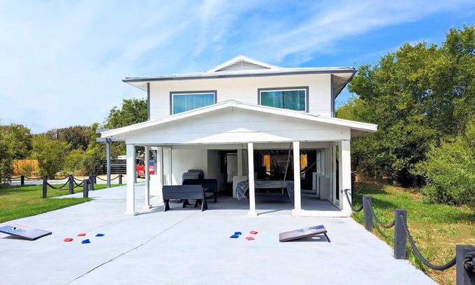 Austin House | Acre Estate with 2 King Beds and a Playzone