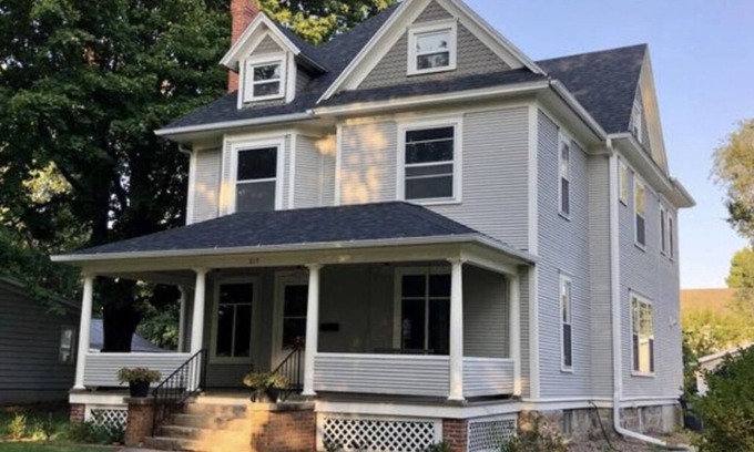 Storm Lake House | Ada’s Guesthouse- historic home close to lake, shopping, parks, trails, BVU