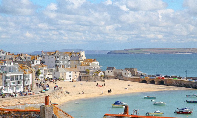 St Ives House | Admiral Cottage, central tucked away with garden & stunning sea views, book now