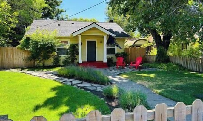 Old Bend House | Adorable 3 bedroom 1/2 mile to Downtown & Old Mill