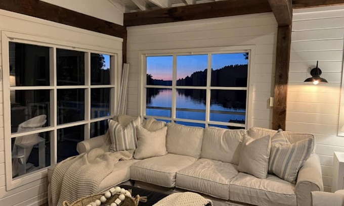 Port Carling Cottage | Adorable 5 bed 3 bath cottage on Lake Muskoka - Bunkie and Boathouse!