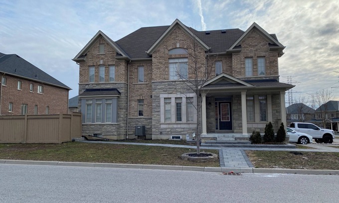 Ajax House | Adorable Ajax House for Rent