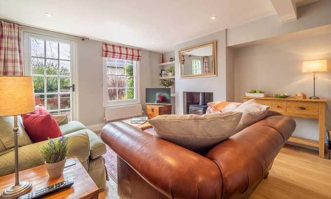 Wissington Apartment | Adorable cottage with a log burner in heavenly village - Constable Lodge