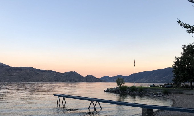Central Okanagan House | Adorable Getaway - Steps to the Beach! Now EV friendly 😊