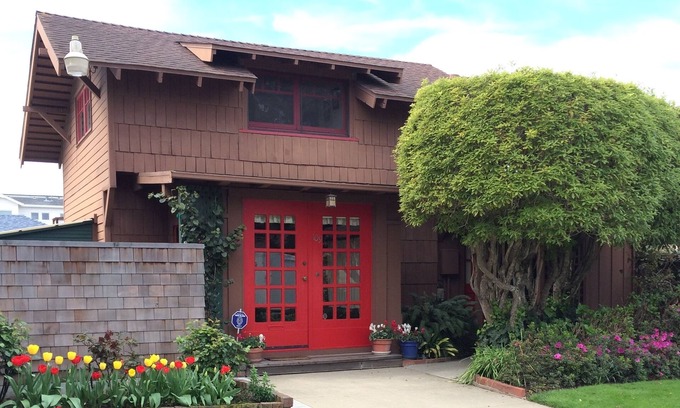 Seabright House | Adorable Seabright Bungalow - Steps to the Beach!
