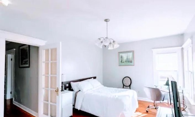 Oak Park Apartment | Adorable two-bedroom/gym and deck