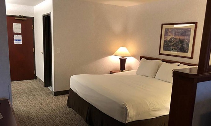 Altamont House | Adventure Awaits! Modern Unit, Hot Tub, Pool and Gym
