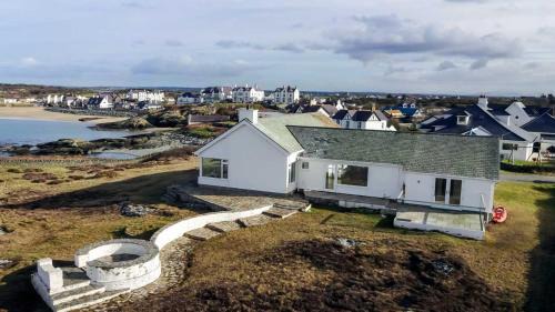 Trearddur Bay House | AEL-Y-BRYN-5 BED- DRAMATIC SEA VIEWS - Sleeps 12