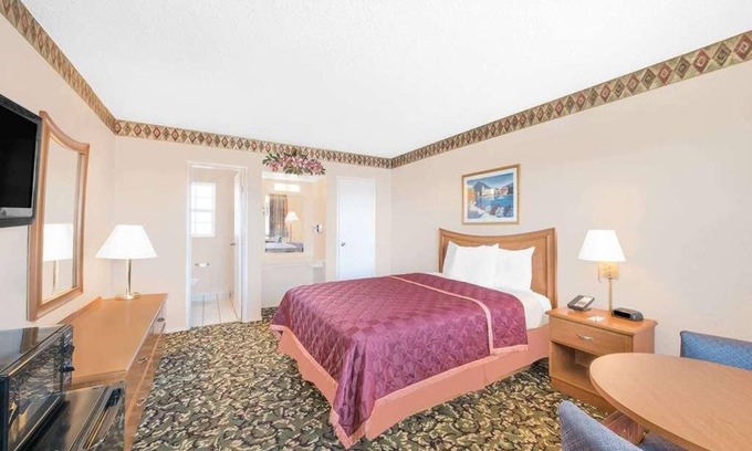 Pecos Resort | Affordable Accommodation in Knights Inn Laura Lodge Pecos! Free Parking, Pool!
